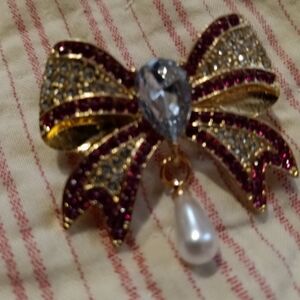 Chic Gold and Red Crystal Bow Brooch with Pearl